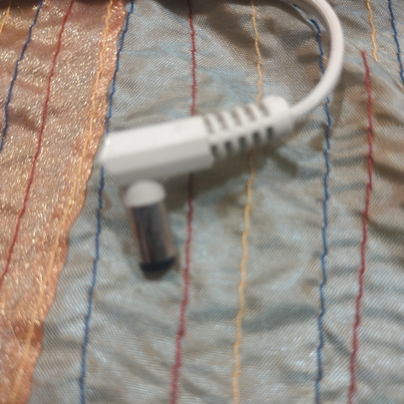 Radio Shack AC adapter Part # AD-313. ( OUTPUT 9v ) - Picture 3 of 5